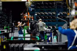 GM, Ford được Nhà Trắng "nhờ" sản xuất máy trợ thở chống Covid-19