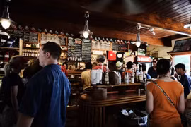 Ca mắc Covid-19 thứ 122 là nữ nhân viên quán rượu tại Bangkok