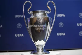 Sốc: Hoãn vô thời hạn Champions League và Europa League