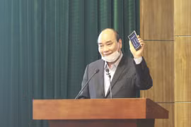 Hình ảnh bộ đội vì nhân dân quên mình chính là tình dân tộc, nghĩa đồng bào