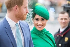 Meghan Markle trở lại London với những bộ cánh "gây thương nhớ"