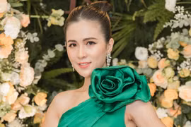 Thùy Trang 'Gió nghịch mùa' khoe nhan sắc rực rỡ