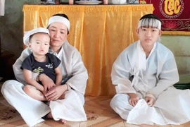 3 mẹ con "màn trời chiếu đất"