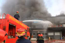 Cháy công ty kho vận, hàng chục tấn hàng hóa bị thiêu rụi