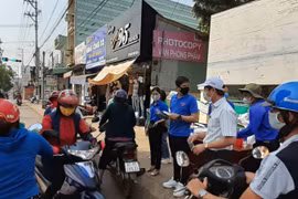 Tặng 5.700 khẩu trang cho người dân huyện Chư Sê