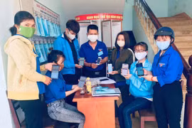 Đoàn viên tuyên truyền người dân vùng sâu phòng-chống dịch Covid-19