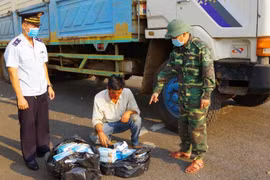 Thu giữ 1.250 chiếc khẩu trang ở biên giới