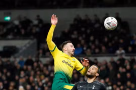 "Người nhện" thành tội đồ, Tottenham bị loại sốc ở FA Cup