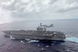 Đội hình tàu sân bay Mỹ rầm rộ vào Biển Đông