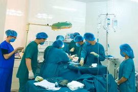 Bệnh viện tuyến huyện cứu sống bệnh nhân bị cắt đứt 20cm ở cổ