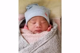 Bé trai sơ sinh bị bỏ rơi trong thùng mì tôm