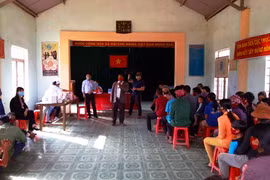 Khám bệnh, cấp thuốc miễn phí, hướng dẫn người dân phòng, chống Covid-19 tại xã Hra