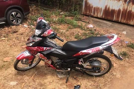 Xử phạt 2 "quái xế" bốc đầu xe máy