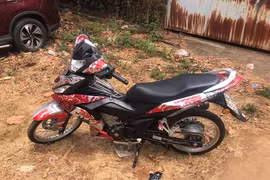 Xử phạt 2 "quái xế" bốc đầu xe máy