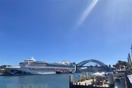 Hàng nghìn khách trên các du thuyền mắc kẹt ở ngoài khơi Australia