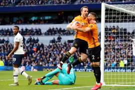 Kết quả bóng đá Tottenham 2-3 Wolverhampton: 3 trận thua liên tiếp rồi ông Mourinho!
