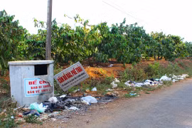 Mặc kệ biển cấm, rác thải vẫn bị vứt bừa bãi