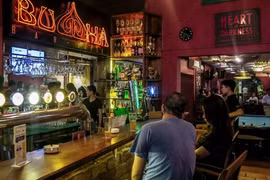 KHẨN: Ai từng đến 6 địa điểm ở Hà Nội và TP HCM có ca Covid-19 phải liên hệ y tế ngay