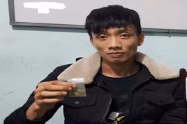 Mang cỏ Mỹ đi chơi bị Cảnh sát cơ động bắt giữ