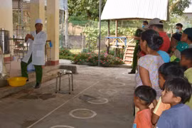 Hướng dẫn phòng-chống dịch Covid-19 cho bà con làng Kon Brung