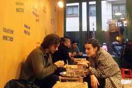 Paris có một... cà phê vỉa hè chất Việt