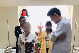 Cô gái ung thư xương đi lại được khi thay toàn bộ xương đùi kim loại