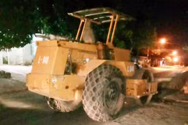 Tông vào xe lu, 1 người bị đứt lìa bàn chân