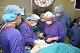 Cứu kịp thời người bệnh bị thanh kim loại dài 10cm cắm vào cổ