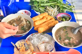 Độc lạ: Vì sao người miền Tây đã ăn cháo lòng còn kèm với bún?