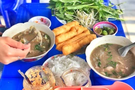 Độc lạ: Vì sao người miền Tây đã ăn cháo lòng còn kèm với bún?