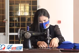 Nhiều thanh niên may khẩu trang tiếp sức mùa thi