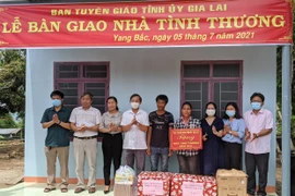 Trưởng ban Tuyên giáo Tỉnh ủy Huỳnh Thế Mạnh trao "Nhà tình thương" tại xã Yang Bắc