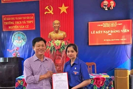 Chư Sê kết nạp Đảng cho 3 học sinh