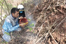 Đắk Lắk: Kỳ thú, lang thang thổi khói mù mịt "săn lộc trời" của loài côn trùng ưa làm tổ ở dưới đất