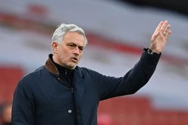 EURO 2020: HLV Jose Mourinho 'đổi giọng' vì màn trình diễn xuất sắc của Luke Shaw