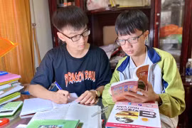 Hai anh em mồ côi quyết tâm vào đại học