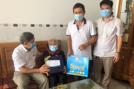 Lãnh đạo Ban Tuyên giáo Tỉnh ủy thăm gia đình chính sách và trao nhà tình nghĩa