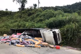 Tai nạn xe tải trên đèo Lò Xo, tài xế bị thương nặng, phụ xe tử vong