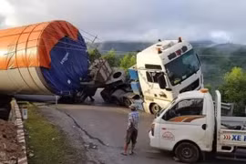 Xe siêu trường siêu trọng lật, mở đường tạm trên Quốc lộ 26