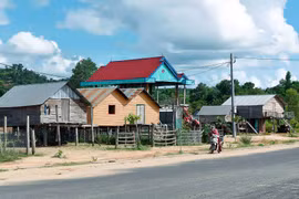 Bình yên làng tái định cư Blôm