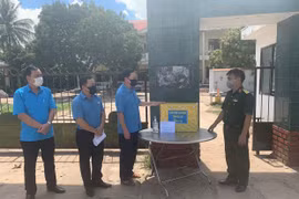 Lãnh đạo Liên đoàn Lao động tỉnh thăm, tặng quà khu cách ly và đoàn viên Công đoàn khó khăn