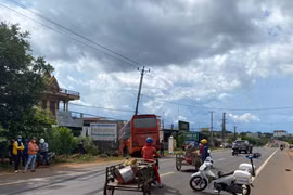 Chư Pưh: Tai nạn liên hoàn giữa xe khách và xe máy, 1 người tử vong