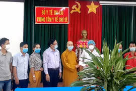 Chư Sê: Gần 200 triệu đồng tặng người dân làng Kte và hỗ trợ lực lượng tuyến đầu chống dịch