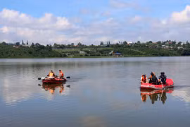 Lâm Đồng: 4 người bị lật xuồng trong đêm trên Hồ Tây, 1 người mất tích