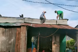 Đức Cơ: Mưa lớn kèm gió lốc làm 14 nhà dân bị tốc mái