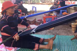 Phụ nữ thôn Kênh Săn phát huy nghề dệt thổ cẩm truyền thống