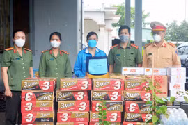 Tặng vật dụng y tế cho chốt kiểm soát phòng-chống dịch Covid-19 khu vực cầu 110