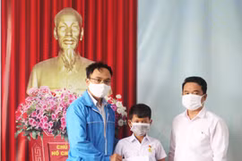 Trao tặng huy hiệu "Tuổi trẻ dũng cảm" cho học sinh cứu người đuối nước