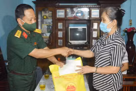 Chỉ huy trưởng Bộ Chỉ huy Quân sự tỉnh thăm, tặng quà gia đình chính sách
