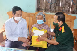 Thăm, tặng quà các gia đình chính sách tại huyện Kông Chro